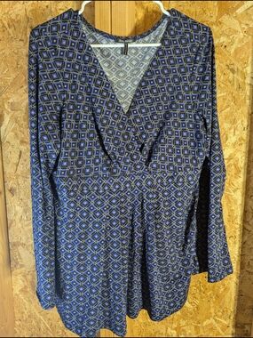 Daisy Fuentes Black and Blue Geometric Wrap Top